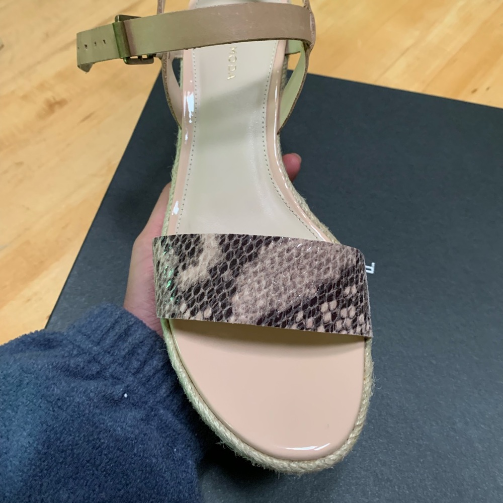 Pelle Moda Wedge - Picture 2 of 4